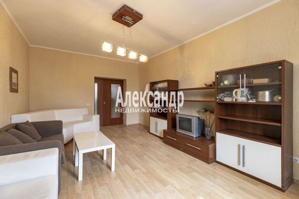 Продам трехкомнатную (3-комн.) квартиру, Среднеохтинский пр-кт, 2В/17, Санкт-Петербург г