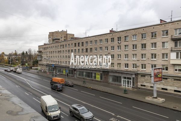 Продам трехкомнатную (3-комн.) квартиру, Среднеохтинский пр-кт, 2В/17, Санкт-Петербург г