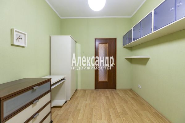 Продам трехкомнатную (3-комн.) квартиру, Среднеохтинский пр-кт, 2В/17, Санкт-Петербург г
