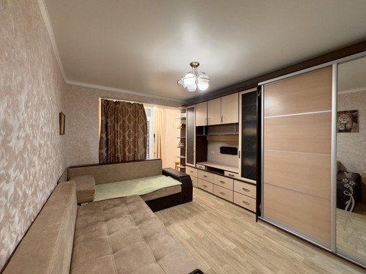 Продам трехкомнатную (3-комн.) квартиру, Октябрьской Революции ул, 2, Николаевка пгт