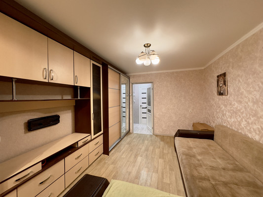 Продам трехкомнатную (3-комн.) квартиру, Октябрьской Революции ул, 2, Николаевка пгт