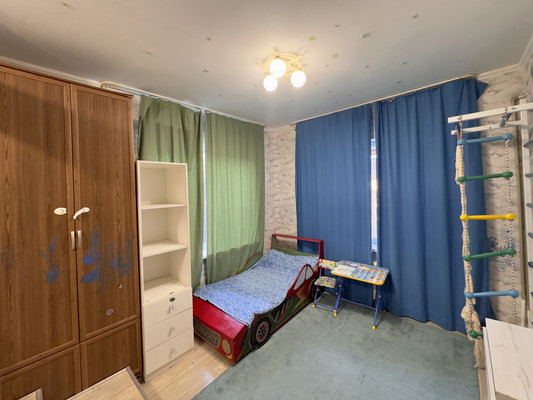 Продам трехкомнатную (3-комн.) квартиру, Октябрьской Революции ул, 2, Николаевка пгт