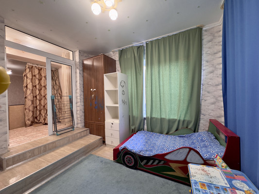 Продам трехкомнатную (3-комн.) квартиру, Октябрьской Революции ул, 2, Николаевка пгт