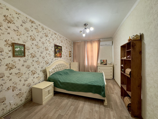 Продам трехкомнатную (3-комн.) квартиру, Октябрьской Революции ул, 2, Николаевка пгт