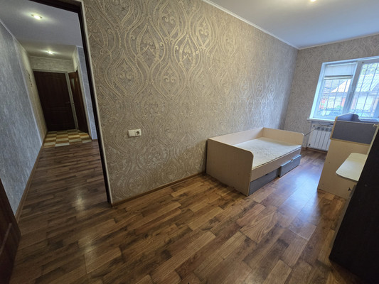 Продам двухкомнатную (2-комн.) квартиру, Ушакова ул, 4, Симферополь г