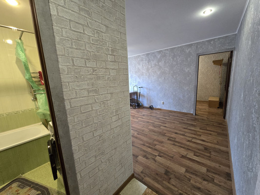 Продам двухкомнатную (2-комн.) квартиру, Ушакова ул, 4, Симферополь г