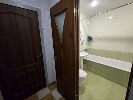 Продам двухкомнатную (2-комн.) квартиру, Ушакова ул, 4, Симферополь г