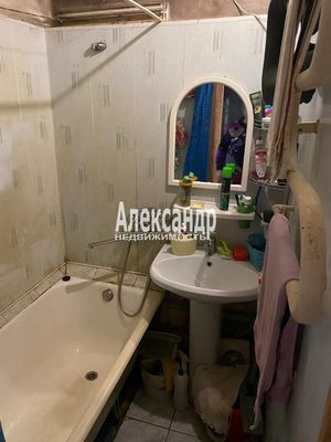 Продам комнату в 4-комн. квартире, Трудящихся б-р, 28, Колпино г