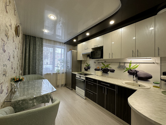 Продам трехкомнатную (3-комн.) квартиру, Блюхера ул, 32, Киров г