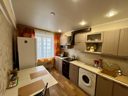 Продам трехкомнатную (3-комн.) квартиру, Жуковская ул, 23, Брянск г