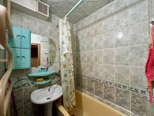 Продам трехкомнатную (3-комн.) квартиру, Жуковская ул, 23, Брянск г