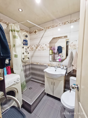 Продам трехкомнатную (3-комн.) квартиру, Крымских Партизан ул, 23, Симферополь г