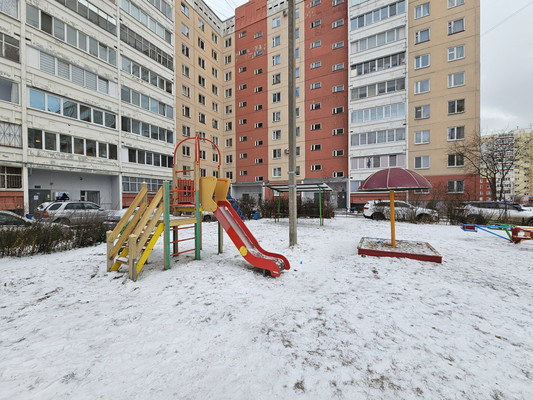 Продам трехкомнатную (3-комн.) квартиру, Докучаева ул, 32, Пермь г