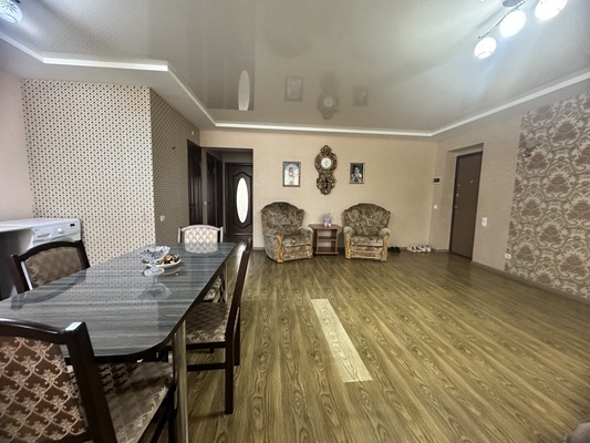 Продам трехкомнатную (3-комн.) квартиру, Совхозная ул, 25, Геленджик г