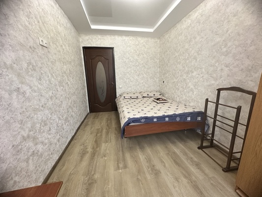 Продам трехкомнатную (3-комн.) квартиру, Совхозная ул, 25, Геленджик г