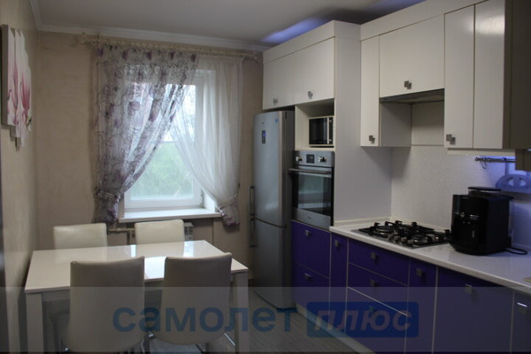 Продам трехкомнатную (3-комн.) квартиру, Генерала Ремезова б-р, 6, Голицыно г