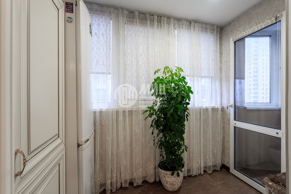 Продам трехкомнатную (3-комн.) квартиру, Артековская ул, 9к1, Москва г