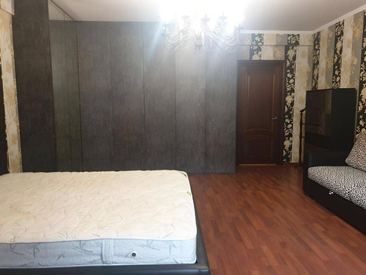 Продам трехкомнатную (3-комн.) квартиру, Бажова ул, 51, Екатеринбург г