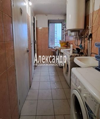 Продам комнату в 6-комн. квартире, Ударников пр-кт, 17к1, Санкт-Петербург г