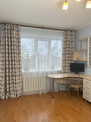Продам трехкомнатную (3-комн.) квартиру, Псковская ул, 24, Великий Новгород г