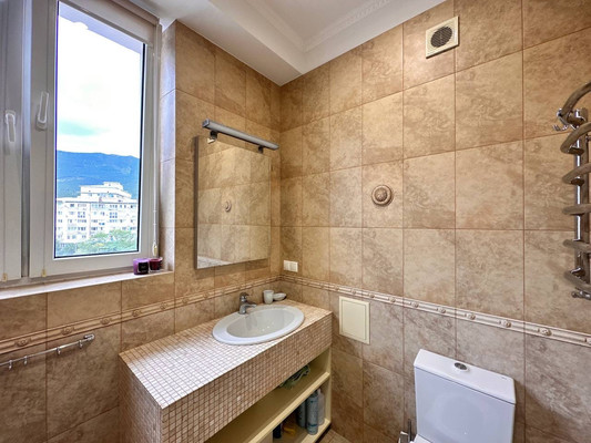 Продам двухкомнатную (2-комн.) квартиру, Свердлова ул, 48ак6, Ялта г