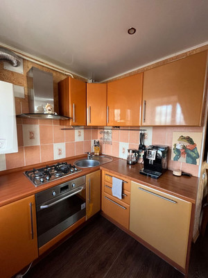 Продам трехкомнатную (3-комн.) квартиру, 21-й мкр, 12, Октябрьский г