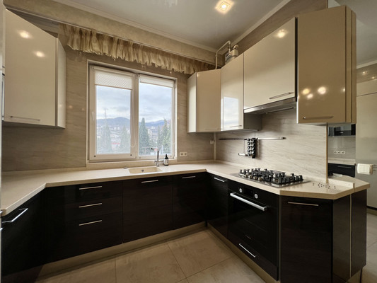 Продам двухкомнатную (2-комн.) квартиру, Кирова ул, 41А, Ялта г