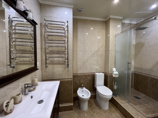Продам двухкомнатную (2-комн.) квартиру, Кирова ул, 41А, Ялта г