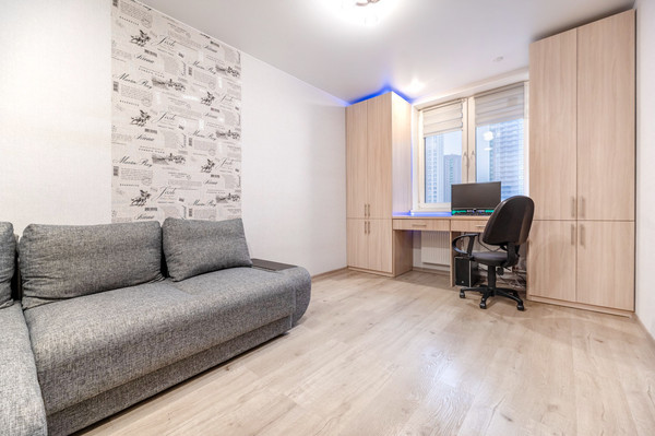 Продам двухкомнатную (2-комн.) квартиру, Петровский б-р, 14к4, Мурино п