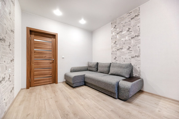 Продам двухкомнатную (2-комн.) квартиру, Петровский б-р, 14к4, Мурино п
