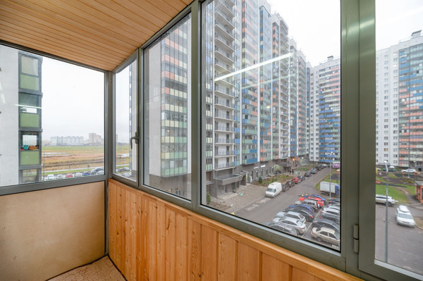 Продам двухкомнатную (2-комн.) квартиру, Петровский б-р, 14к4, Мурино п