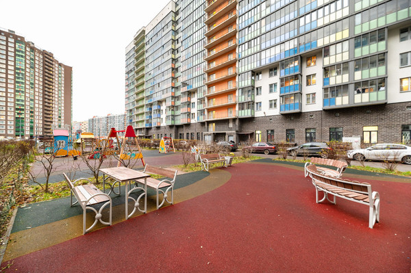 Продам двухкомнатную (2-комн.) квартиру, Петровский б-р, 14к4, Мурино п