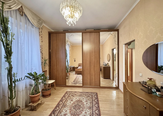 Продам многокомнатную квартиру, Пролетарская ул, 74б, Калининград г