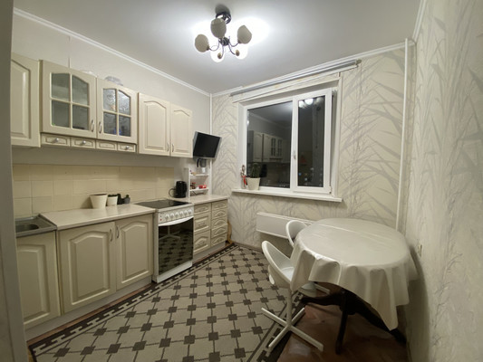 Продам двухкомнатную (2-комн.) квартиру, Чапаева ул, 13к2, Нижневартовск г
