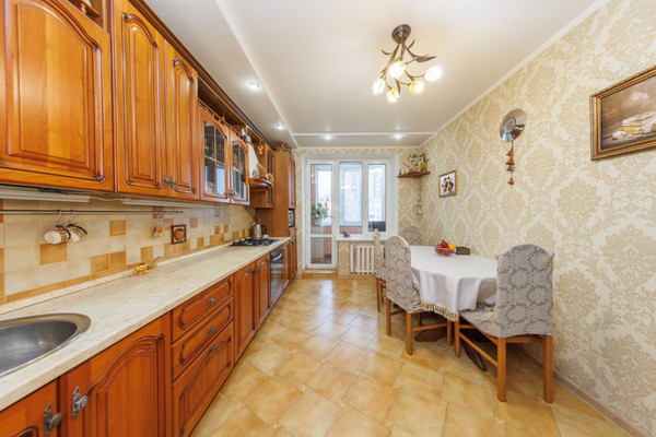 Продам трехкомнатную (3-комн.) квартиру, Романа Брянского ул, 1, Брянск г