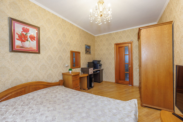 Продам трехкомнатную (3-комн.) квартиру, Романа Брянского ул, 1, Брянск г