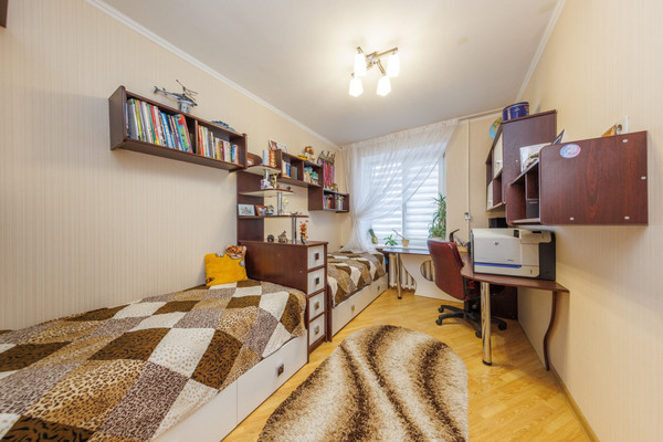 Продам трехкомнатную (3-комн.) квартиру, Романа Брянского ул, 1, Брянск г