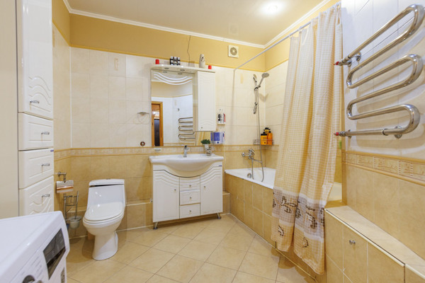 Продам трехкомнатную (3-комн.) квартиру, Романа Брянского ул, 1, Брянск г