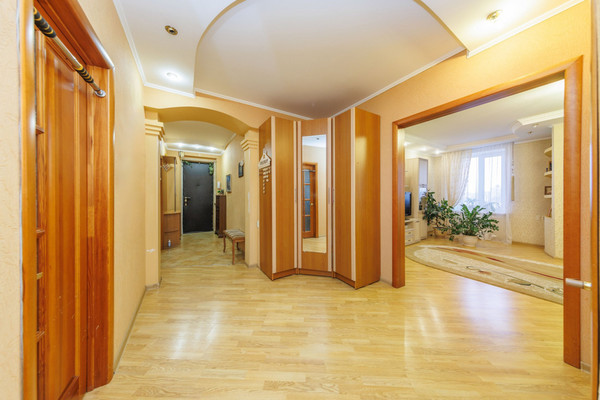 Продам трехкомнатную (3-комн.) квартиру, Романа Брянского ул, 1, Брянск г