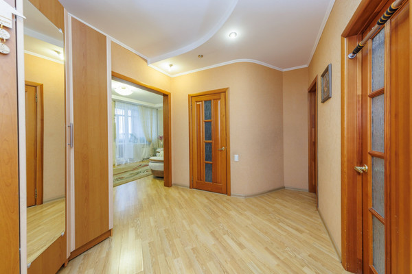 Продам трехкомнатную (3-комн.) квартиру, Романа Брянского ул, 1, Брянск г