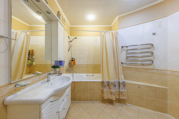 Продам трехкомнатную (3-комн.) квартиру, Романа Брянского ул, 1, Брянск г