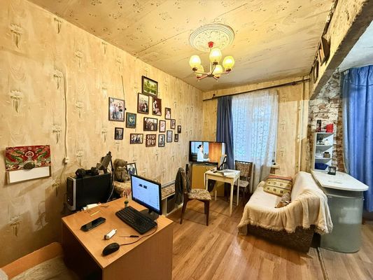 Продам трехкомнатную (3-комн.) квартиру, Заречная ул, 3, Киров г