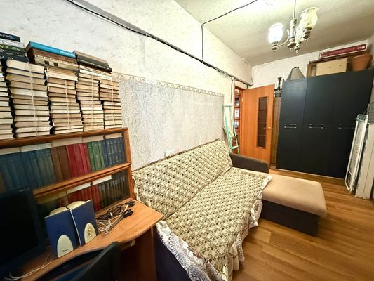 Продам трехкомнатную (3-комн.) квартиру, Заречная ул, 3, Киров г