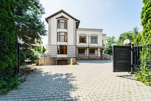 Продам офисное помещение 710,4 м2, Ватутина ул, 18, Калининград г