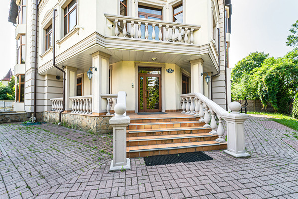 Продам офисное помещение 710,4 м2, Ватутина ул, 18, Калининград г