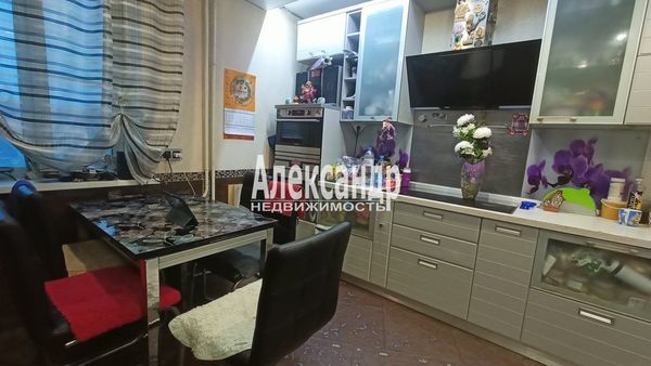 Продам трехкомнатную (3-комн.) квартиру, 2-я Жерновская ул, 25, Санкт-Петербург г