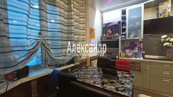 Продам трехкомнатную (3-комн.) квартиру, 2-я Жерновская ул, 25, Санкт-Петербург г