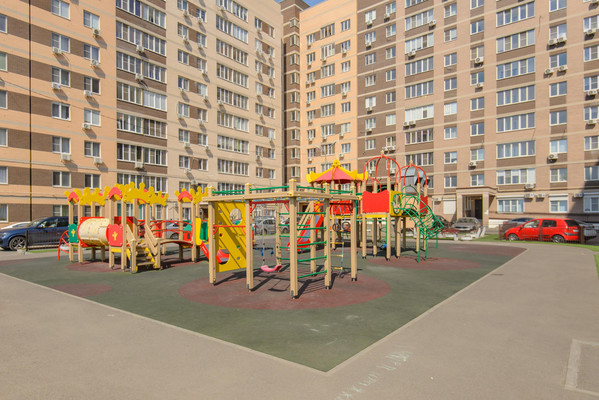 Продам трехкомнатную (3-комн.) квартиру, Матросова ул, 35, Ростов-на-Дону г
