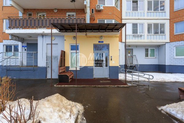Продам трехкомнатную (3-комн.) квартиру, Синявинская ул, 11к5, Москва г