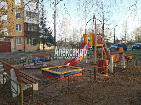 Продам комнату в 4-комн. квартире, Обороны ул, 6, Павловск г